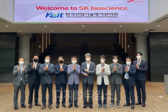 16일 한국판 뉴딜 R&D 현장(㈜에스케이바이오사이언스)을 방문한 정양호 KEIT 원장(오른쪽에서 5번째)이 관계자들과 함께 단체사진을 촬영했다. <한국산업기술평가관리원 제공>
